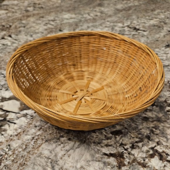 BRAND NEW SET OF 10 PLASTIC FRUITS AND VEGETABLES IN ROUND, WOVEN WICKER BASKET - Picture 7 of 13